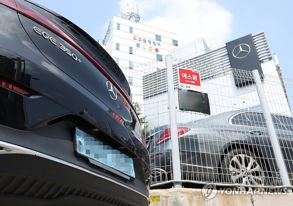 정비를 기다리는 벤츠 전기차. [사진= 연합뉴스]
