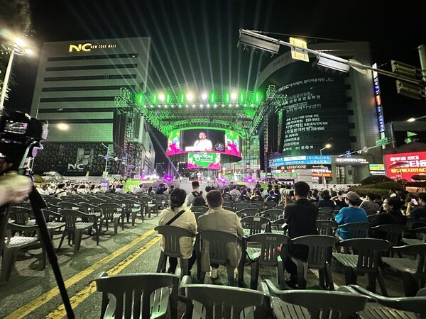 대전 0시 축제가 지난 8일 시작됐다. 개막식에 이장우 대전시장은 지난 2023년, 2024년 축제가 성공적이었다고 자평하고 있다. 해외에서 방문한 외교사절단 및 공연단 학생들은 무슨 영문이지 중간에 자리를 떠나고 빈 의자들이 내빈석에 남아있다. [사진= 굿모닝경제 조준영 기자]  