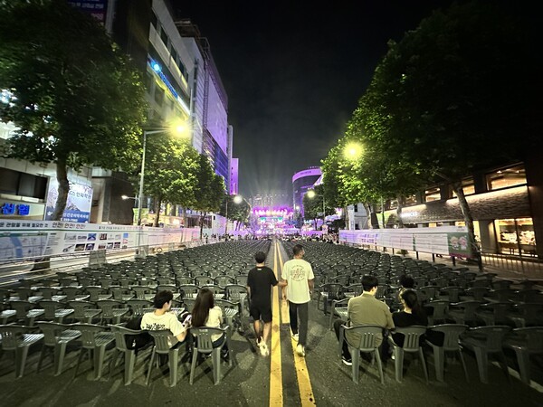 '대전 0시 축제 개막식' 메인 무대(성심당 방향). 이날 NC백화점 네거리를 중심으로 4 방향 모두 무대를 설치했다. [사진= 굿모닝경제 조준영 기자]