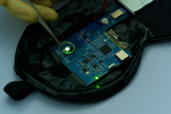 콘택트렌즈 샘플 무선구동 시연하는 모습. [사진= kaist]