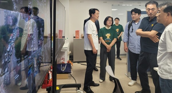 (왼쪽부터) 이상래, 박주화, 김선광 대전시의원, 남시덕 대전시 교통국장. 대전시의회  예결특위 위원들이 대전테크노파크에 마련된 11일 0시 축제 행사장 종합상황실을 확인하고 있다. [사진= 대전시의회] 