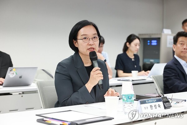 한성숙 중소벤처기업부 장관이 13일 서울 종로구 광화문빌딩에서 열린 벤처생태계 활성화를 위한 정책 현장투어에서 인사말을 하고 있다. [사진= 연합뉴스]