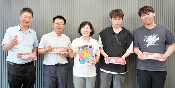 김인식 대전시사회서비스원 원장(가운데) [사진= 대전시사회서비스원]