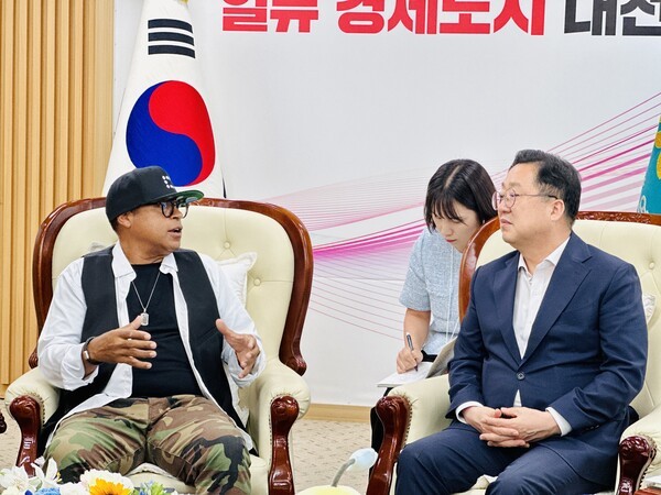 젠트리 험프리 코드 바이 젠트리 대표(왼쪽)가 이장우 대전시장에게 스토리가 담긴 디자인의 중요성에 대해 설명하고 있다. [사진= 굿모닝경제 조준영 기자]