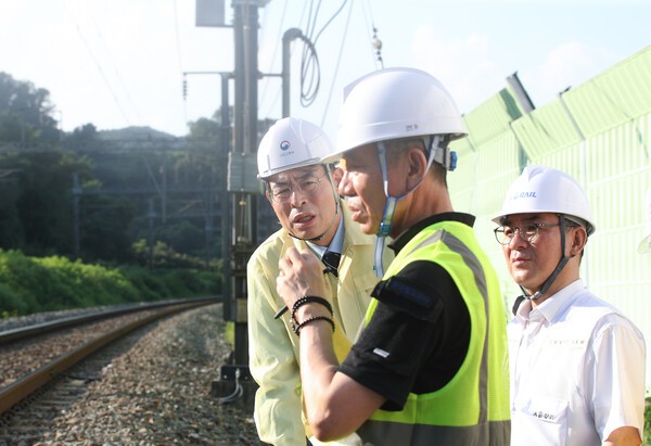 강희업 국토부 2차관(왼쪽)이 사고현장에서 코레일 관계자의 사고경위를 듣고 있다. [사진= 국토부]