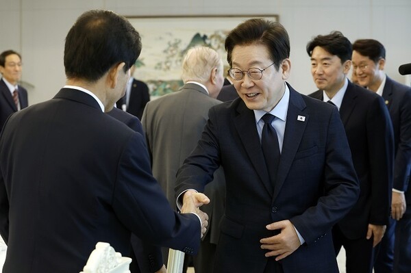 이재명 대통령이 지난 21일 용산 대통령실에서 열린 더불어민주당 상임고문단 오찬 간담회에서 정동영 통일부 장관과 인사하고 있다. [사진=대통령실통신사진기자단/연합뉴스]