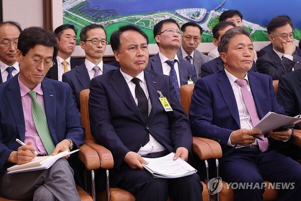 정정래 한국철도공사 부사장이 21일 국회에서 열린 국토교통위원회 전체회의에 참석했다. [사진= 연합뉴스]