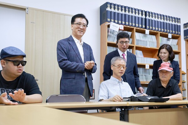 조원휘 대전시의회 의장(가운데) [사진= 대전시의회]