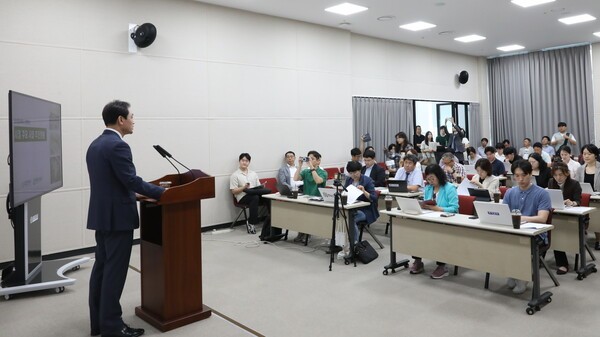 정국영 사장이 지난 7월 8일 대전시청 브리핑룸에서 도시공사에서 시행하는 시정 주요 사업 추진현황을 브리핑하고 있다. [사진= 대전도시공사]