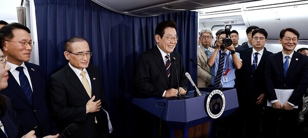 이재명 대통령이 24일(현지시간) 일본 도쿄 하네다공항 이륙 뒤 미국 워싱턴DC로 향하는 공군 1호기 기내에서 기자간담회를 하며 발언하고 있다. [사진=연합뉴스]