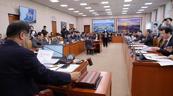 국회 국토교통위원회 전체회의에서 맹성규 위원장이 회의를 진행하고 있다. [사진=연합뉴스]