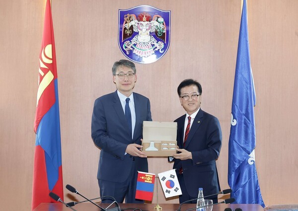 조원휘 대전시의회 의장(오른쪽) [사진= 대전시의회]