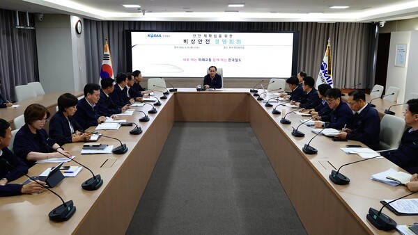 정정래 코레일 사장직무대행(가운데)이 지난 25일 대전사옥에서 철도 안전 재확립을 위한 비상안전경영회의를 열었다. [사진= 코레일]