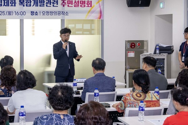 최충규 대전 대덕구청장(가운데) [사진= 대덕구청]