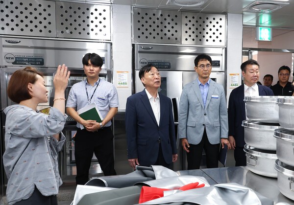 설동호 대전시교육감(가운데) [사진= 대전시교육청]