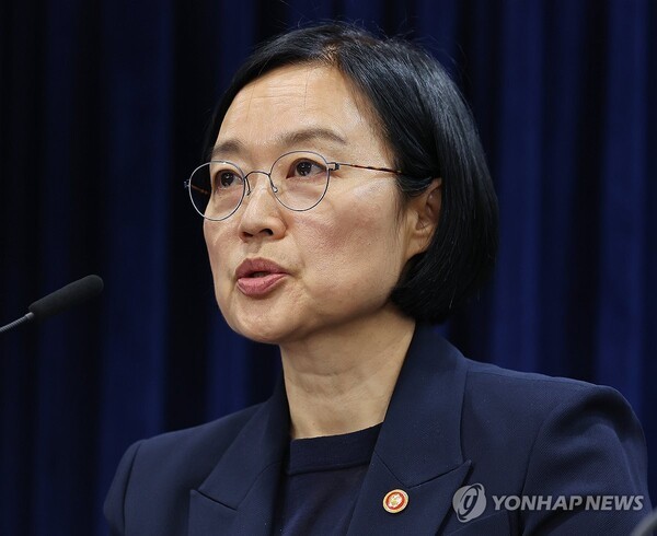 한성숙 중소벤처기업부 장관이 지난 22일 정부서울청사에서 열린 새정부 경제성장전략 관계부처 합동 브리핑에서 세부과제를 발표하고 있다. [사진= 연합뉴스]