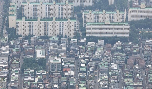 지난 7월 6일 서울 송파구 롯데월드타워 전망대 서울스카이에서 바라본 서울 시내 아파트 및 빌라단지의 모습.[사진=연합뉴스]