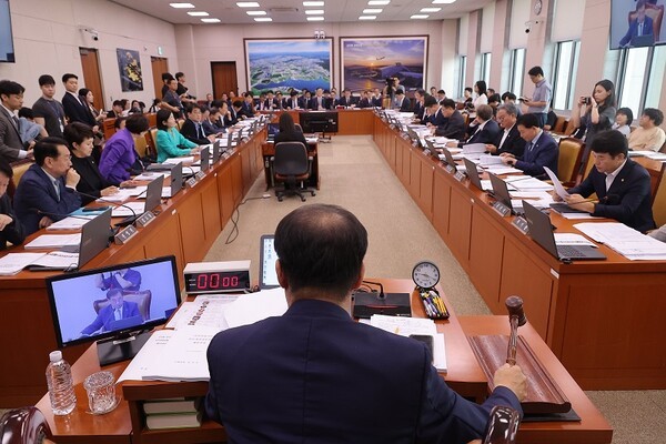 지난 21일 국회에서 열린 국토교통위원회 전체회의에서 맹성규 위원장이 의사봉을 두드리고 있다. [사진=연합뉴스]