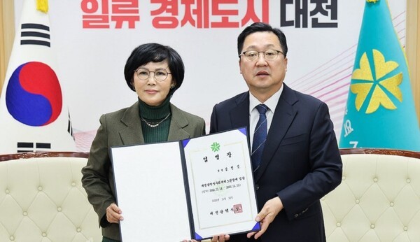 김인식 대전시사회서비스원장(왼쪽) [사진= 대전시청]