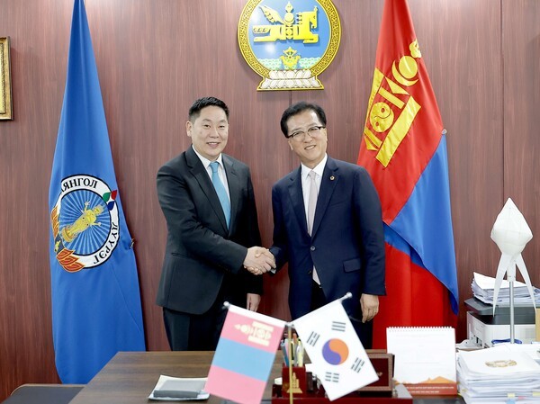 조원휘 대전시의회 의장(오른쪽) [사진= 대전시의회]