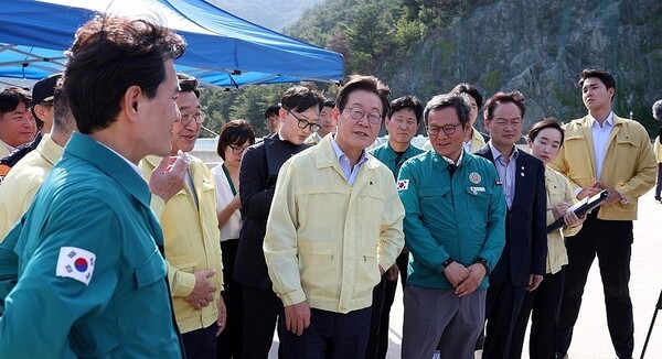 이재명 대통령이 지난달 30일 강원 강릉시 성산면 오봉저수지를 방문해 가뭄 대응 상황을 점검하고 있다. [사진=대통령실통신사진기자단/연합뉴스]