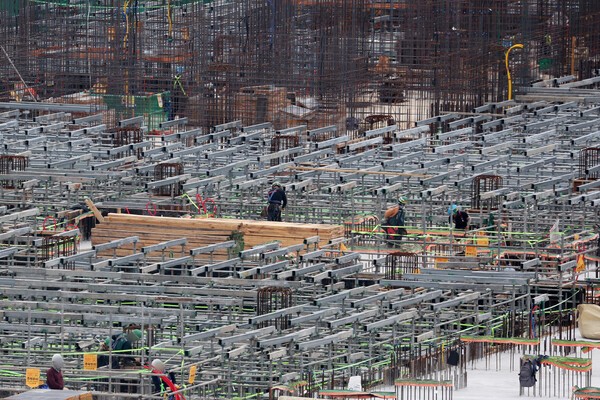 지난달 서울의 한 아파트 공사 현장에서 근로자들이 작업을 하고 있다. [사진=연합뉴스] 