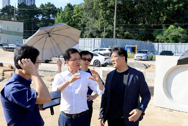 조원휘 대전시의회 의장(가운데) [사진= 대전시의회]