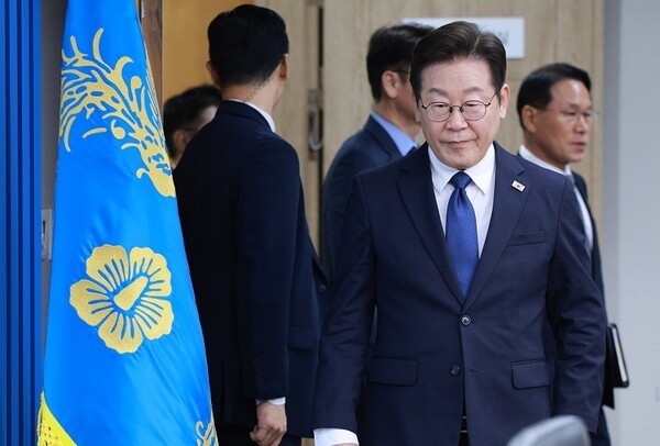 이재명 대통령이 지난 4일 서울 용산 대통령실 청사에서 열린 9차 수석·보좌관 회의에 입장하고 있다. [사진=대통령실통신사진기자단/연합뉴스]