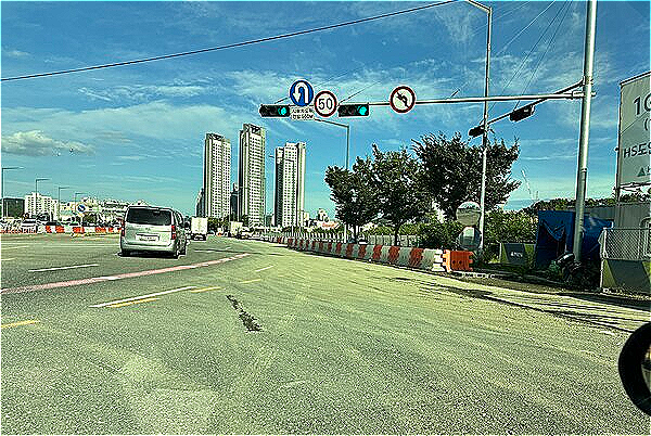 대전 유성구 관내 공사현장 진출입로, 2025년 9월 초. 차량 이동과 건설 활동으로 비산먼지가 쌓인 모습이 확인된다. [사진= 굿모닝경제 조준영 기자]