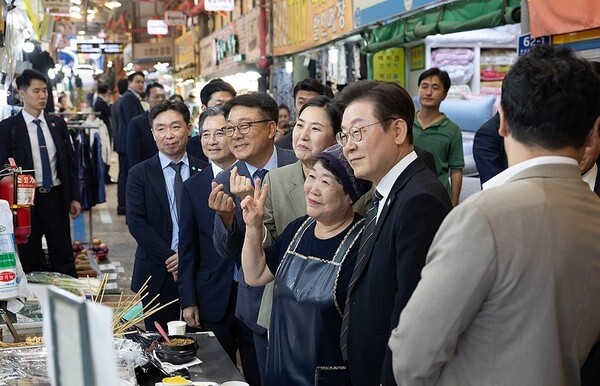 대통령실은 이재명 대통령이 지난 5일 인천 용현시장을 방문했다고 전했다. [사진=대통령실 제공/연합뉴스]