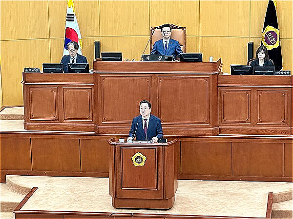 이장우 대전시장이 9일 대전시의회 본회의실에서 '2차 본회의' 박종선 대전시의원의 시정질의에 답변을 하고 있다. [사진= 굿모닝경제 조준영 기자]