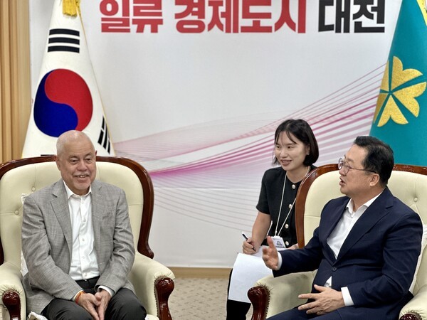 9일 대전시청 접견실에서 이장우 대전시장(오른쪽)이 데이비드 플로스 BioCentury 대표(왼쪽)에게 “대전은 글로벌 기업이 투자할 만한 인프라와 혁신 역량을 두루 갖췄다”며 대전의 바이오 도시로서 강점을 설명하고 있다.[사진= 굿모닝경제 조준영 기자]