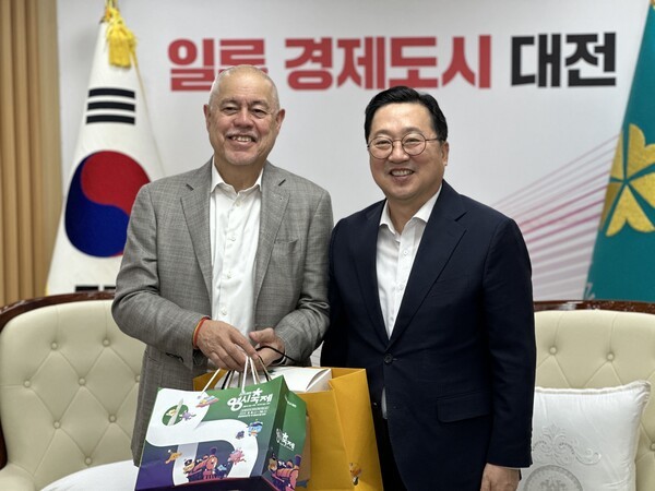 이장우 대전시장은 9일 한국을 방문한 데이비드 플로스 BioCentury 대표에게 꿈돌이 마스코트 인형과 꿈돌이라면 등 기념품을 전달했다. 이에 데이비드 플로스 대표는 화답으로 "보스톤에 창단 준비중인 프로야구단 기념품을 꼭 전달하겠다"고 말했다. [사진= 굿모닝경제 조준영 기자]