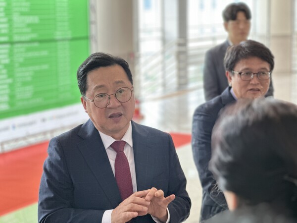 이장우 대전시장(왼쪽)이 10일 시청 대강당에서 열린 ‘2025 대전 자활한마당’에서 자활사업 성과를 소개하며 청년들의 도전을 응원하고 있다. [사진= 굿모닝경제 조준영 기자]