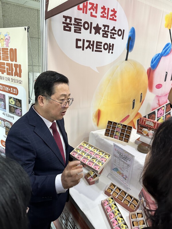 이장우 대전시장이 올해 자활근로사업으로 ‘꿈돌이 호두과자’는 지역 대표 캐릭터 ‘꿈돌이’를 접목한 전국 최초 청년 자활 모델로, 일자리 창출과 지역 상징성 제고를 동시에 달성했다고 평가되고 있다. [사진= 굿모닝경제 조준영 기자]