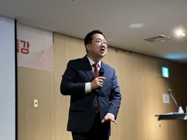 이장우 대전시장이 10일 대전 유성구 사이언스빌리지에서 시니어 과학기술인을 대상으로 특강을 진행하며 대전의 미래 전략을 설명하고 있다. [사진= 굿모닝경제 조준영 기자]