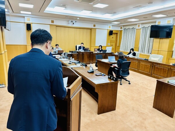 11일 대전시의회 행자위에 참석한 유세종 대전시 시민안전실장이 정명국 위원장의 질의에 답변하고 있다.  [사진= 굿모닝경제 조준영 기자]