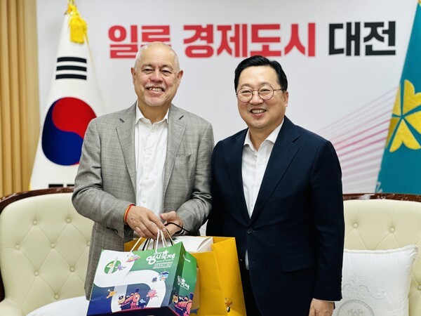 이장우 대전시장은 9일 한국을 방문한 데이비드 플로스 BioCentury 대표에게 꿈돌이 마스코트 인형과 꿈돌이라면 등 기념품을 전달했다. [사진= 굿모닝경제 조준영 기자]