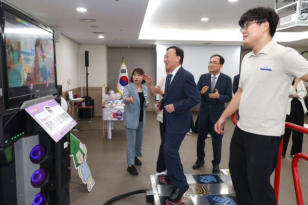 설동호 대전시교육감(가운데) [사진= 대전시교육청]