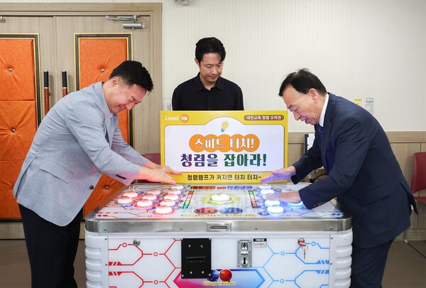 김진수 대전시교육청 부교육감(왼쪽부터)과 설동호 교육감이 게임을 하고 있는 모습. [사진= 대전시교육청]