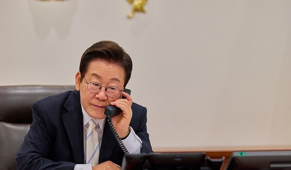 이재명 대통령이 지난 11일 서울 용산 대통령실에서 도날트 투스크 폴란드 총리와 통화하고 있다. [사진=대통령실 제공/연합뉴스]