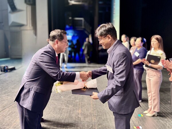 이장우 대전시장(왼쪽)이 수장자에게 축하 인사를 전하고 있다. [사진= 대전시설관리공단]