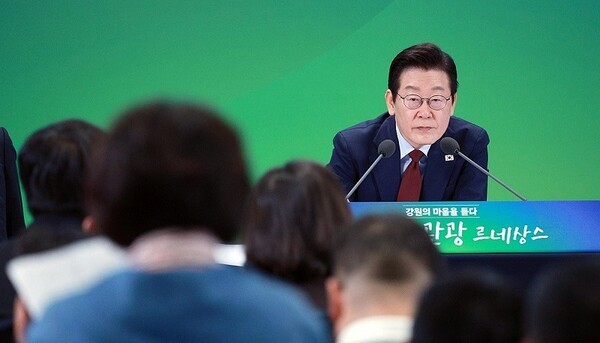 이재명 대통령이 지난 12일 강원도 춘천시 강원창작개발센터에서 열린 지역 토론회 '강원의 마음을 듣다' 타운홀 미팅에서 참석자 질문을 듣고 있다. [사진=대통령실통신사진기자단/연합뉴스]