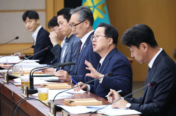 이장우 대전시장(오른쪽 2번째)이 주간업무회의를 주재하고 있다. [사진=대전시청]