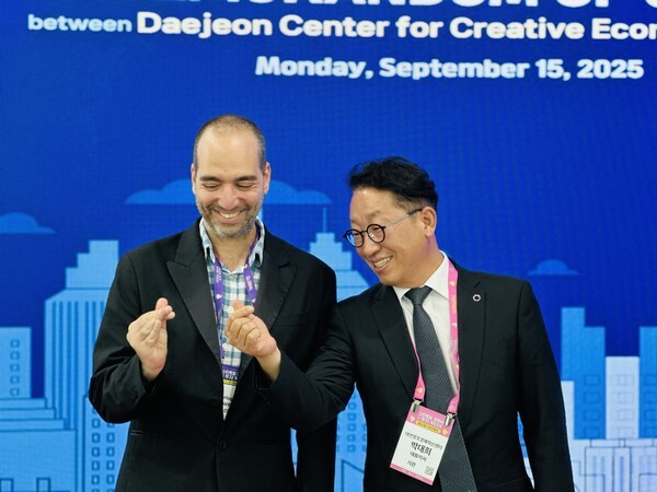 박대희 대전창조경제혁신센터 대표(오른쪽)가 엘리 데이비드 로카(Eli David Rokah) 스타트업 블링크 대표(왼쪽)에게 손하트 하는 방법을 가르쳐 주고 있다. 박 대표는 15일 대전 스타트업 파크 본부에서 글로벌 스타트업 생태계 분석기관 스타트업 블링크(StartupBlink)와 업무협약(MOU)을 체결했다. [사진=굿모닝경제 조준영 기자]