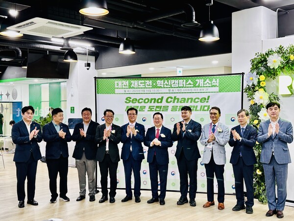 김선광·방진영·송인석 대전시의원(왼쪽부터), 박대희 대전창조경제혁신센타장, 조원휘 대전시의장, 이장우 대전시장, 이승철 한남대 총장, 오용준 한밭대 총장, 이동열 하나은행 부행장. [사진=굿모닝경제 조준영 기자]