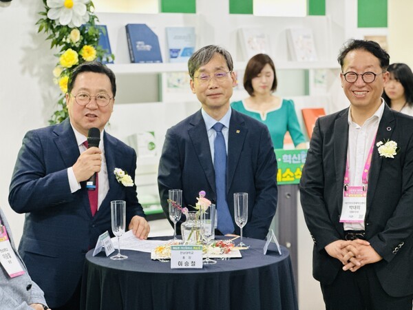 대전시와 중소벤처기업부가 창업·투자 생태계 활성화를 위해 마련한 ‘2025 스타트업코리아 투자위크’가 16일 유성구 욧골문화공원에서 성황리에 개막했다. 이장우 대전시장(왼쪽부터), 오용준 한밭대 총장, 박대희 대전창조경제혁신센터장. [사진=굿모닝경제 조준영 기자]