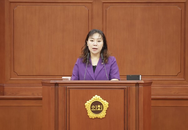 18일 제3차 본회의에서 김민숙 의원이 5분 자유발언을 통해 대전시 '0시 축제' 방문객 및 경제효과 성과 부풀리기에 대해 비판하고 있다. [사진=대전시의회]