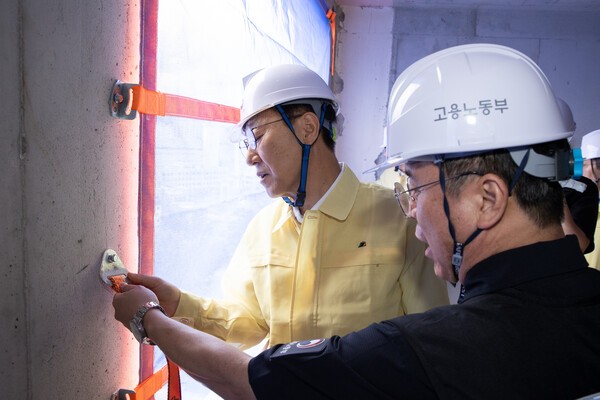 9월 18일 김윤덕 국토부장관(완쪽부터)과 김영훈 고용부장관은 이재명 대통령의 지시에 따라 불법하도급 근절을 위한 합동점검을 실시했다. [사진=국토부]