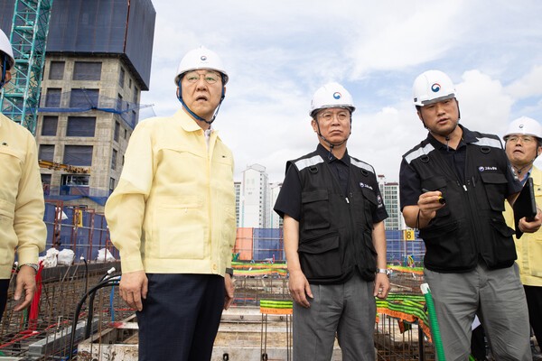 김윤덕 국토부 장관(왼쪽부터), 김영훈 고용부 장관이 건설현장 관계자로부터 설명을 듣고 있다. [사진=국토부]